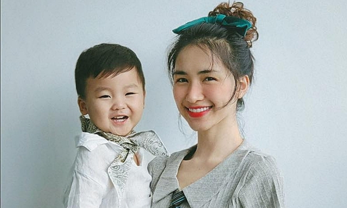 Hoà Minzy đăng clip đón con ở sân bay sau 1 tháng xa cách, bạn trai cũ nói 1 câu mà cả 2 được khen: Dạy con văn minh quá-1