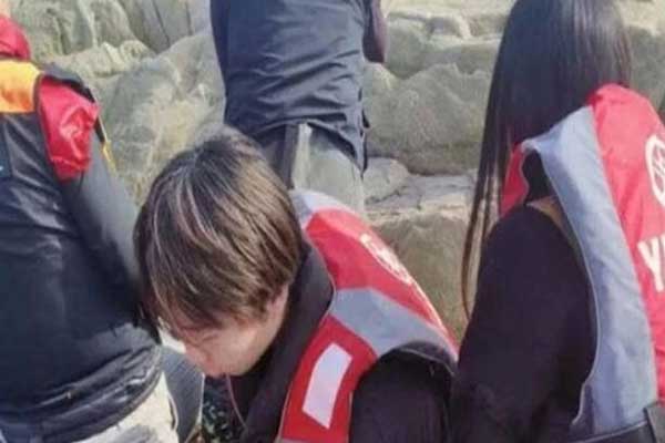 Ngủ quên khi ngắm biển, đôi trai gái suýt chết chìm-1