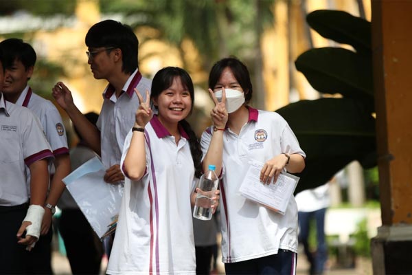 Nhiều sĩ tử cuồng luyện thi IELTS, mong sở hữu tấm vé vàng xét tuyển đại học-3