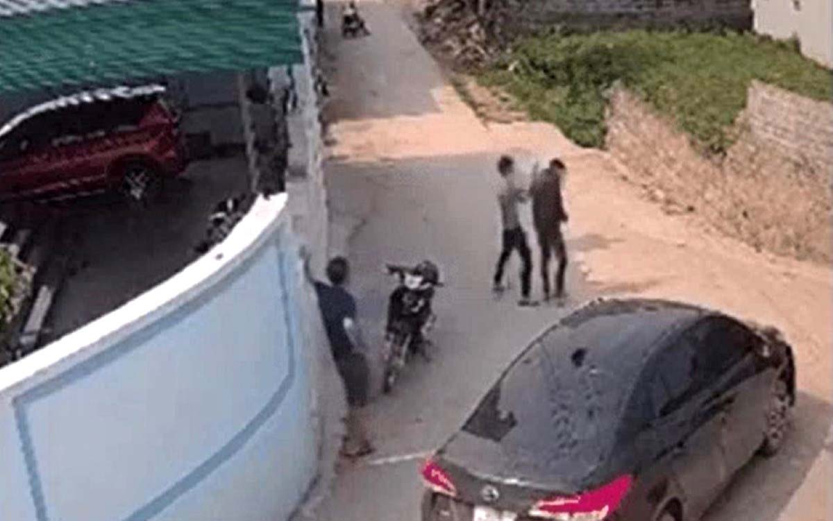 Tài xế ô tô đánh tới tấp nam sinh điều khiển xe máy sau va quệt giao thông-1