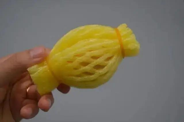 Đi chợ về thừa tấm lưới bọc hoa quả, đừng vội bỏ đi bởi nó có cực nhiều công dụng: Tiết kiệm 1 mớ tiền-7