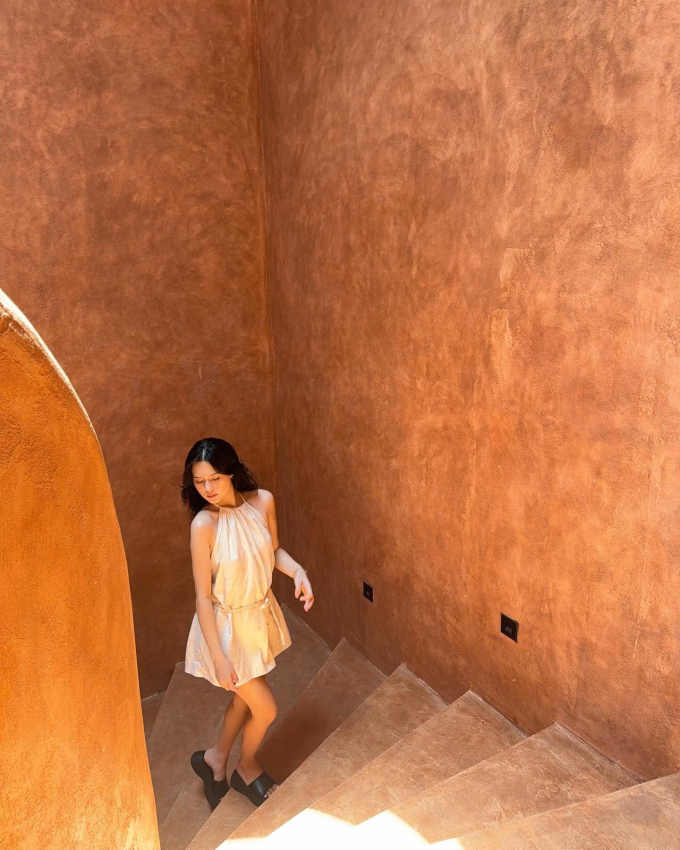 Vợ Thành Chung diện váy ngắn khoe trọn đôi kiếm Nhật, so kè với Doãn Hải My một chín một mười-1