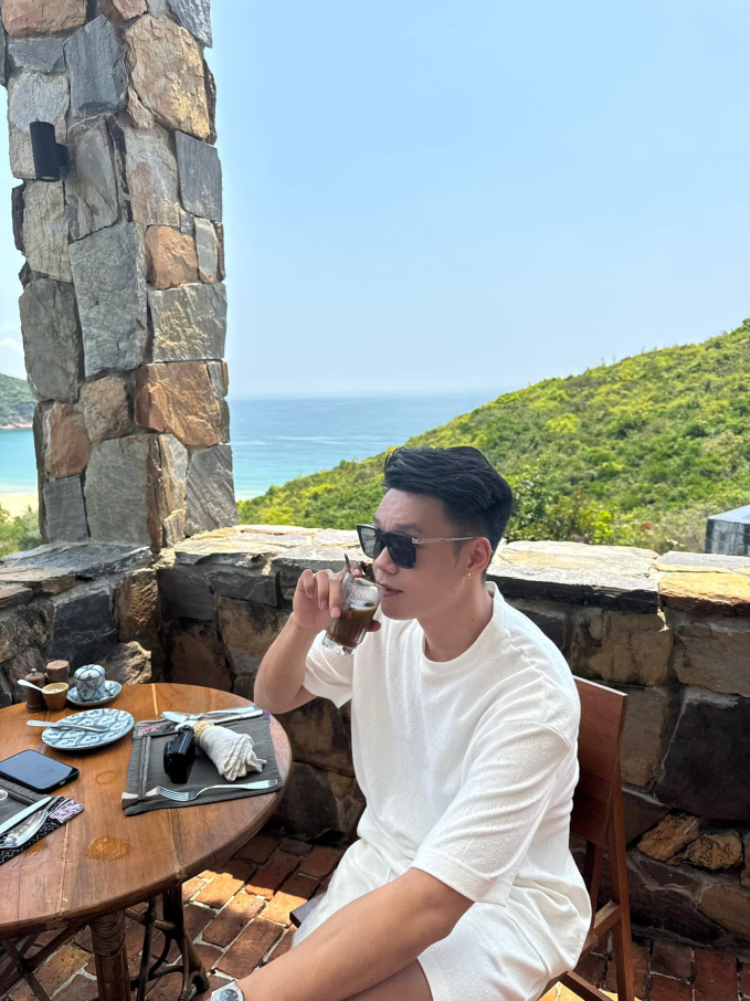 Vợ Thành Chung diện váy ngắn khoe trọn đôi kiếm Nhật, so kè với Doãn Hải My một chín một mười-7