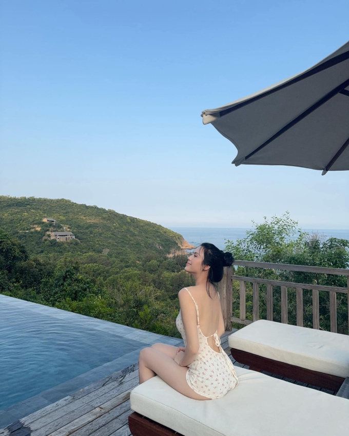 Vợ Thành Chung diện váy ngắn khoe trọn đôi kiếm Nhật, so kè với Doãn Hải My một chín một mười-5