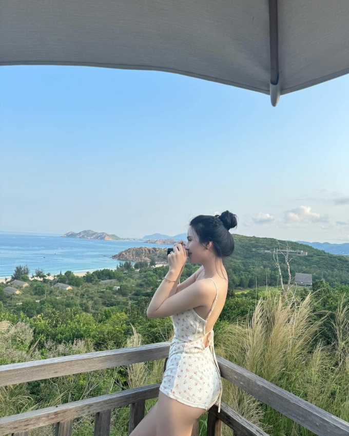 Vợ Thành Chung diện váy ngắn khoe trọn đôi kiếm Nhật, so kè với Doãn Hải My một chín một mười-4