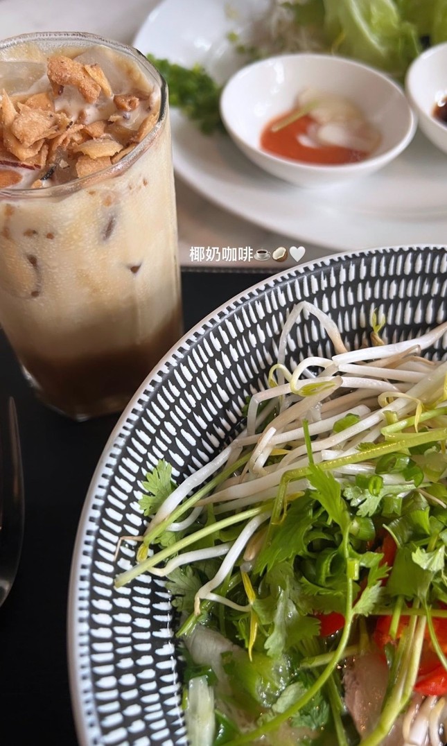 Vợ chồng Lâm Chí Dĩnh uống cà phê, ăn phở tại Đà Nẵng-4