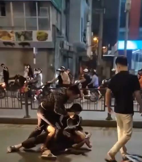 Thanh niên bế đứa trẻ chặn đầu xe trên phố Hà Nội, gặp ai cũng ra lệnh quỳ xuống: Clip bức xúc-2