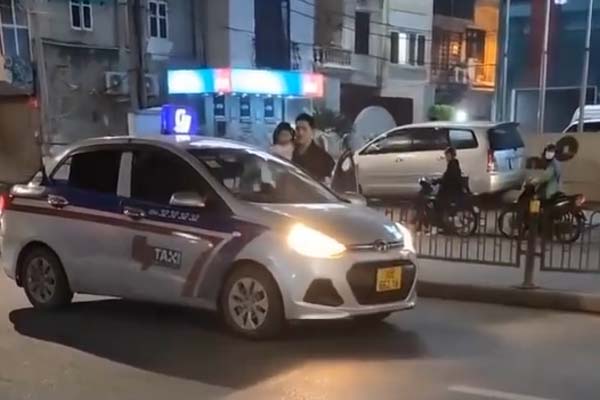Thanh niên bế đứa trẻ chặn đầu xe trên phố Hà Nội, gặp ai cũng ra lệnh quỳ xuống: Clip bức xúc-1