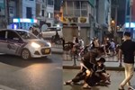 Thanh niên bế đứa trẻ chặn đầu xe trên phố Hà Nội, gặp ai cũng ra lệnh 'quỳ xuống': Clip bức xúc