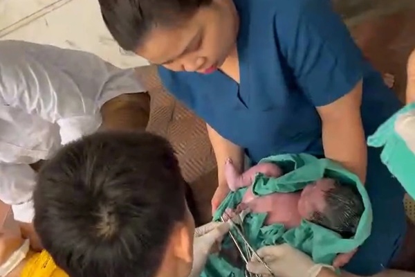 Hà Nội: Người phụ nữ sinh con ngay tại nhà xe-1