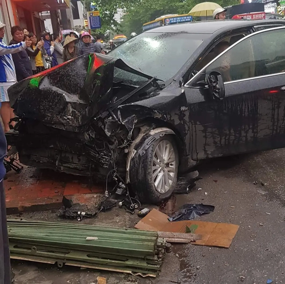 18 giây ám ảnh vụ xe Camry lao thẳng vào nhà dân, gây tai nạn liên hoàn ở Nam Định-1