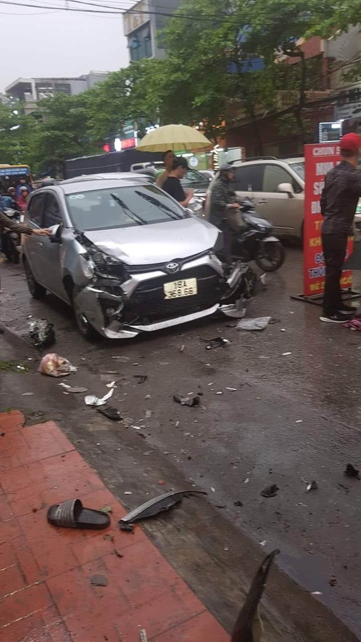 18 giây ám ảnh vụ xe Camry lao thẳng vào nhà dân, gây tai nạn liên hoàn ở Nam Định-2