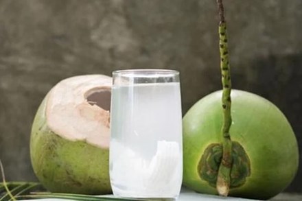 Có nên uống nước dừa mỗi ngày trong thời tiết nắng nóng?