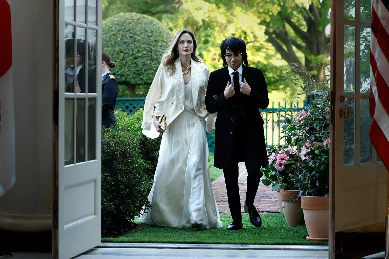 Ba con nuôi của Angelina Jolie-1