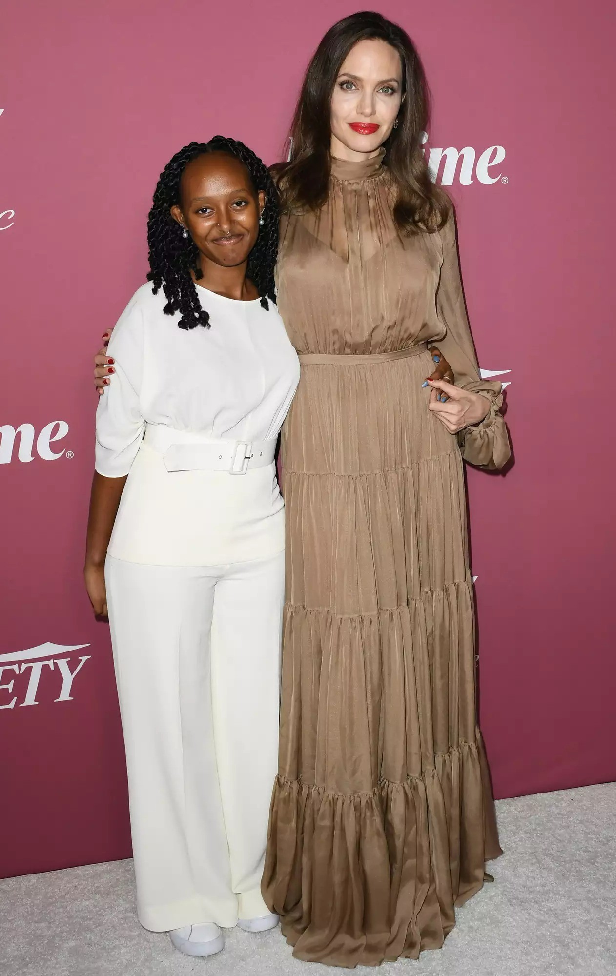 Ba con nuôi của Angelina Jolie-3