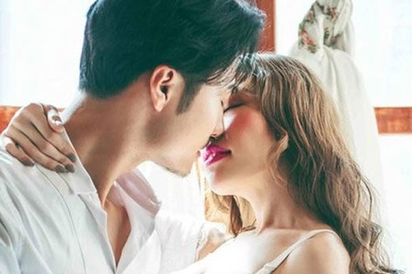 Vợ chết lặng bắt gặp chồng qua lại với cô hàng xóm ngay trong chính nhà mình-2