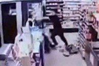 Hàn Quốc: Nữ nhân viên cửa hàng bị đánh dã man chỉ vì... để tóc ngắn