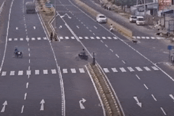 Khoảnh khắc ô tô lật nhào trên đường cao tốc khiến 5 người thiệt mạng