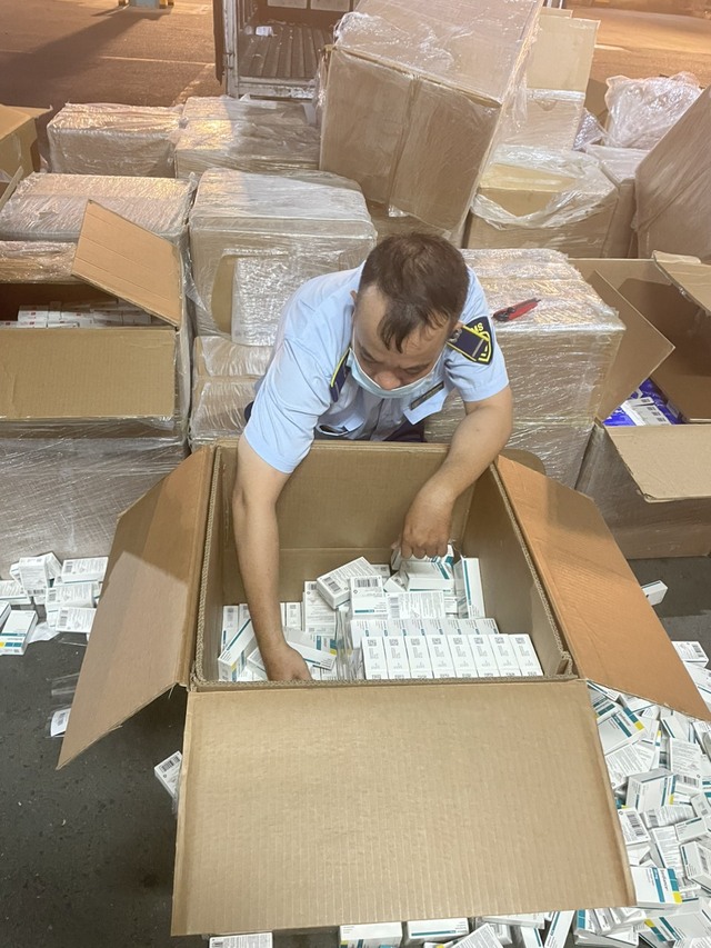 Hơn 18.000 hộp tân dược không rõ nguồn gốc tại khuôn viên kho quốc nội sân bay Tân Sơn Nhất-2