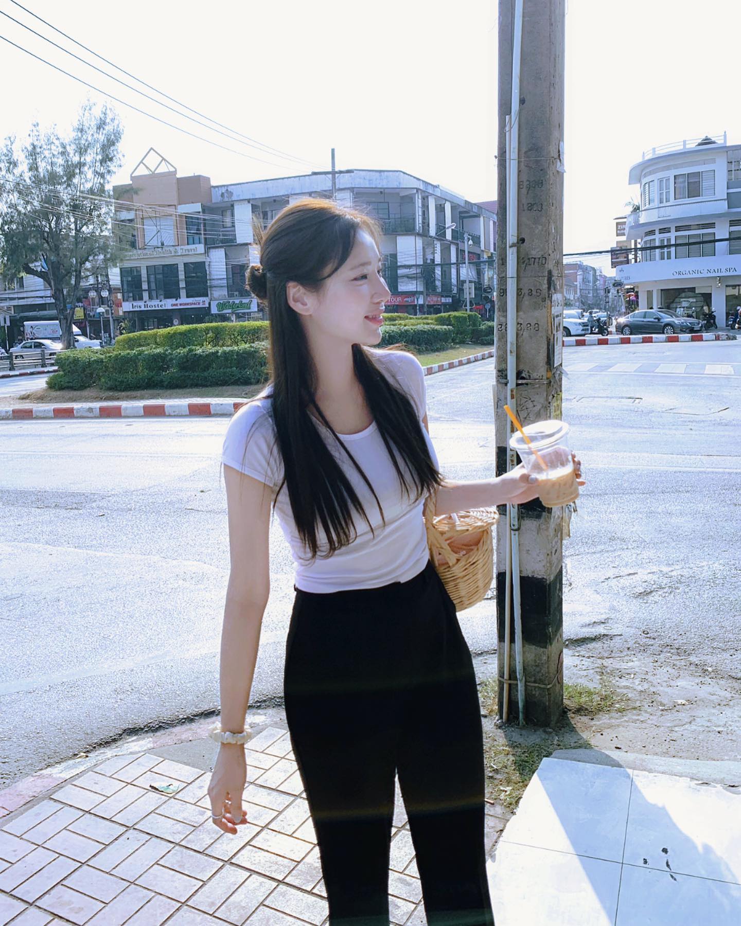 Nàng fashion blogger Hàn Quốc gợi ý 10 cách mặc áo trắng sành điệu suốt mùa hè-4