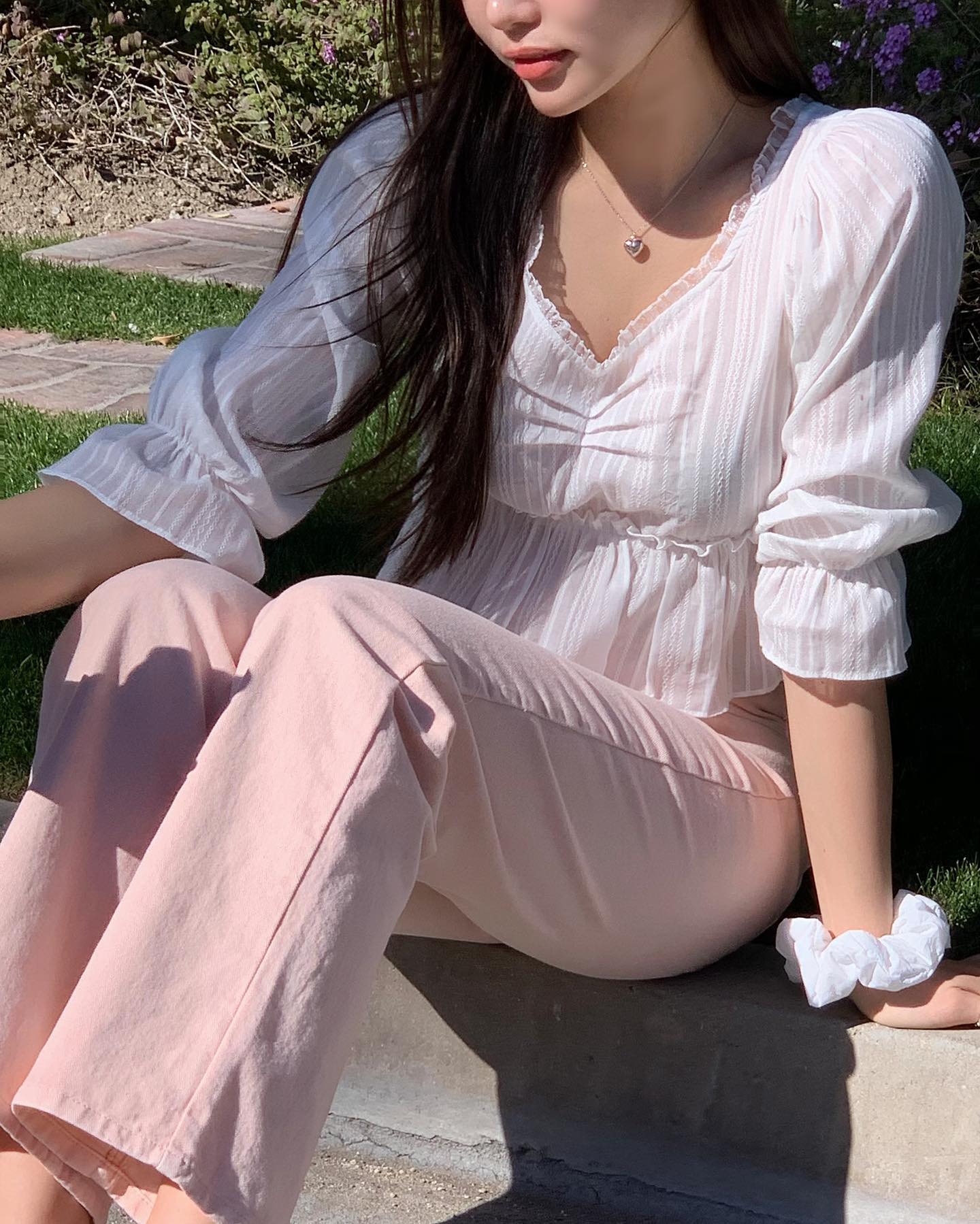 Nàng fashion blogger Hàn Quốc gợi ý 10 cách mặc áo trắng sành điệu suốt mùa hè-8