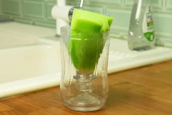 Cắt đôi chai nhựa đặt ở bồn rửa bát, bạn sẽ thấy lợi ích bất ngờ