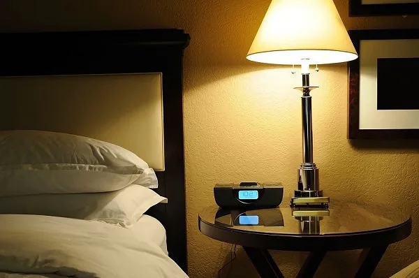 Dù giường lớn hay nhỏ, đừng nên đặt 4 đồ vật này ở đầu giường: Thứ đầu tiên đã rất nhiều người chủ quan-4