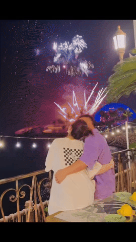 Tuần trăng mật của Quang Hải và Chu Thanh Huyền: Khoá môi dưới pháo hoa, nàng WAG lộ rõ bụng bầu vượt mặt-1