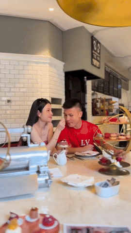 Tuần trăng mật của Quang Hải và Chu Thanh Huyền: Khoá môi dưới pháo hoa, nàng WAG lộ rõ bụng bầu vượt mặt-3