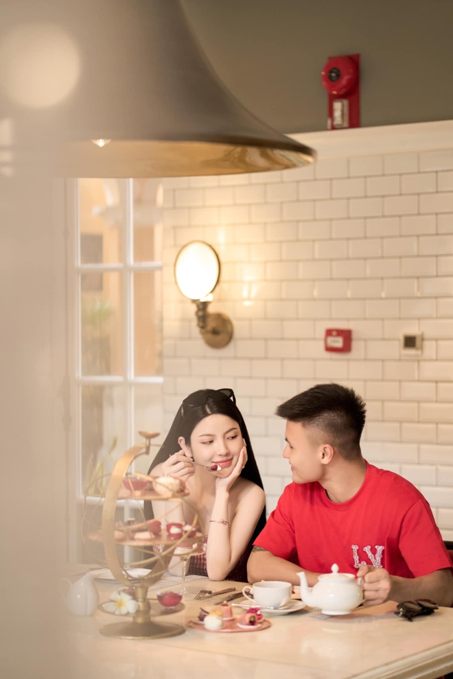 Tuần trăng mật của Quang Hải và Chu Thanh Huyền: Khoá môi dưới pháo hoa, nàng WAG lộ rõ bụng bầu vượt mặt-4