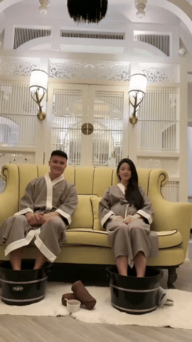 Tuần trăng mật của Quang Hải và Chu Thanh Huyền: Khoá môi dưới pháo hoa, nàng WAG lộ rõ bụng bầu vượt mặt-8