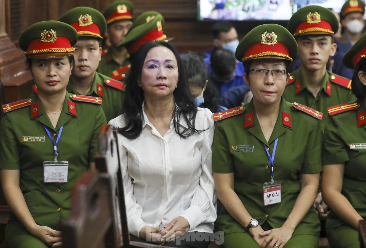 Hình ảnh bà Trương Mỹ Lan cùng các bị cáo trước giờ tuyên án-1