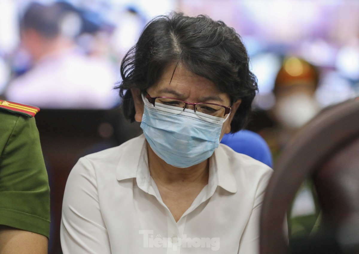 Hình ảnh bà Trương Mỹ Lan cùng các bị cáo trước giờ tuyên án-4