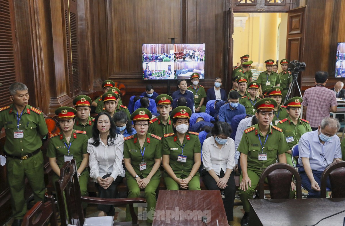 Hình ảnh bà Trương Mỹ Lan cùng các bị cáo trước giờ tuyên án-7