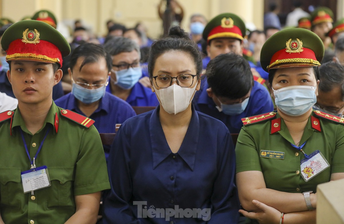 Hình ảnh bà Trương Mỹ Lan cùng các bị cáo trước giờ tuyên án-9