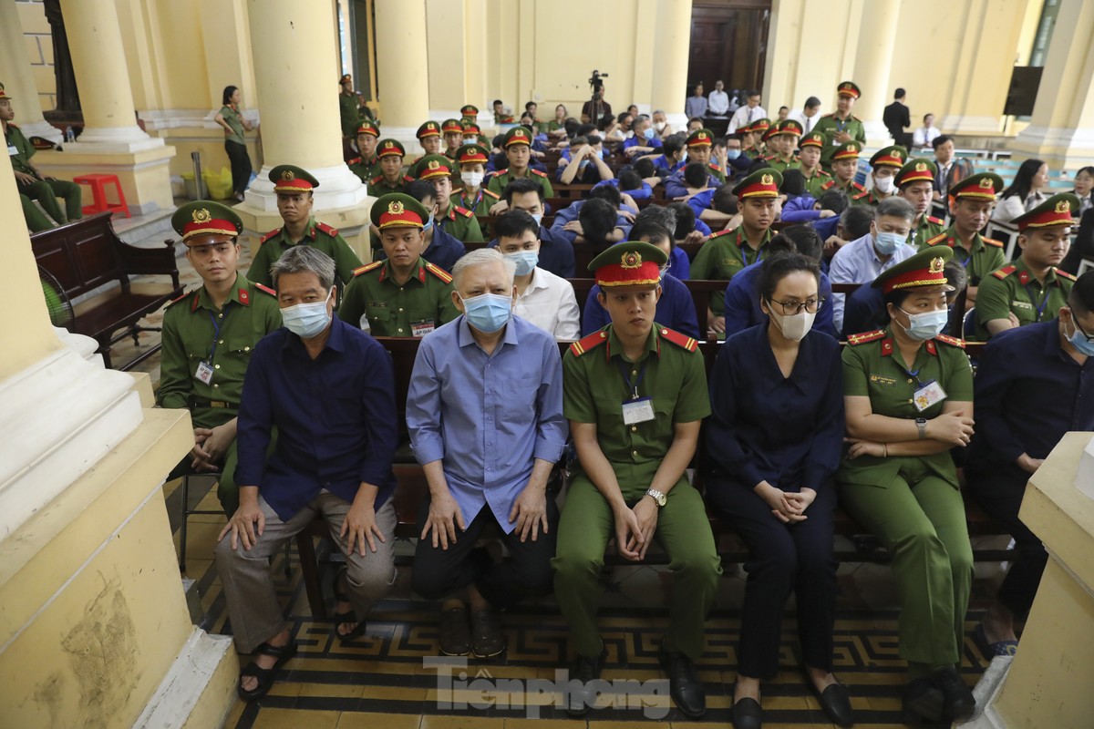 Hình ảnh bà Trương Mỹ Lan cùng các bị cáo trước giờ tuyên án-13