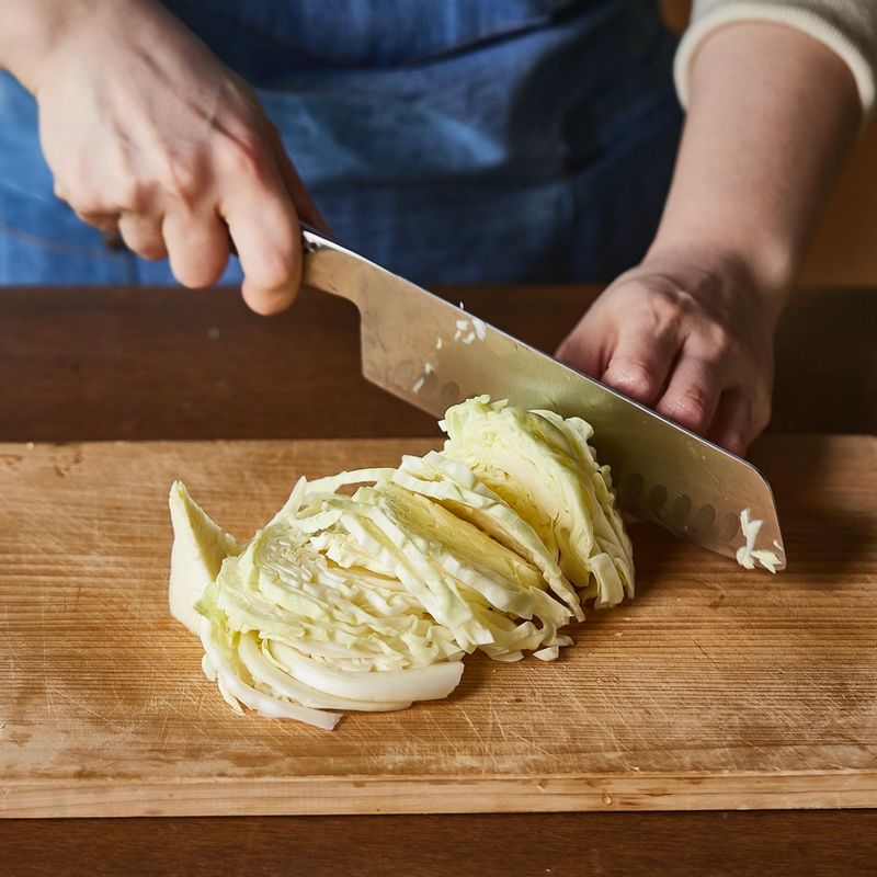 Làm món ăn tuyệt ngon mà lạ miệng với thịt ba chỉ và bắp cải-5