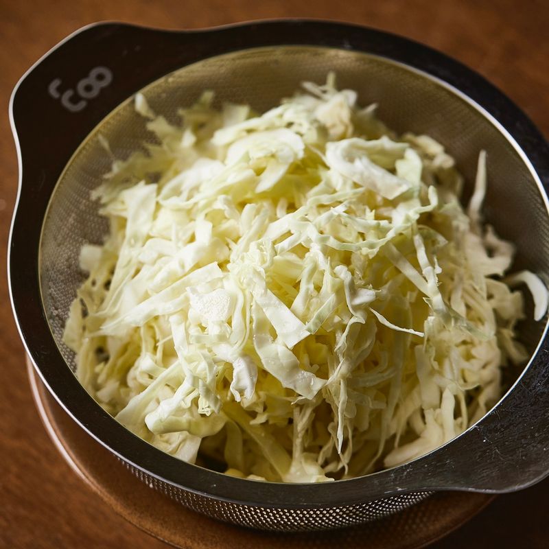 Làm món ăn tuyệt ngon mà lạ miệng với thịt ba chỉ và bắp cải-3