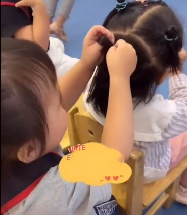 Bé gái 4 tuổi trổ tài khéo tay tết tóc cho các bạn học trong lớp, nhìn thành quả nhiều phụ huynh xấu hổ-1