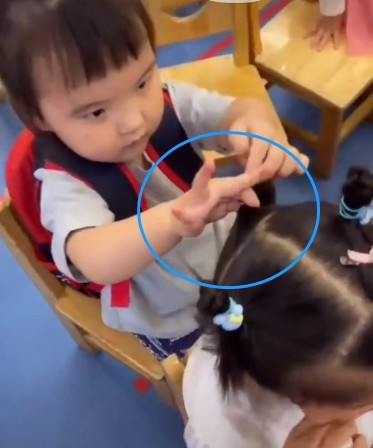 Bé gái 4 tuổi trổ tài khéo tay tết tóc cho các bạn học trong lớp, nhìn thành quả nhiều phụ huynh xấu hổ-2