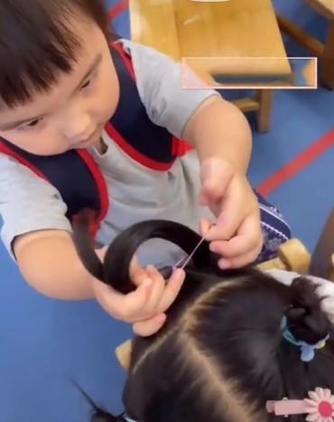Bé gái 4 tuổi trổ tài khéo tay tết tóc cho các bạn học trong lớp, nhìn thành quả nhiều phụ huynh xấu hổ-3