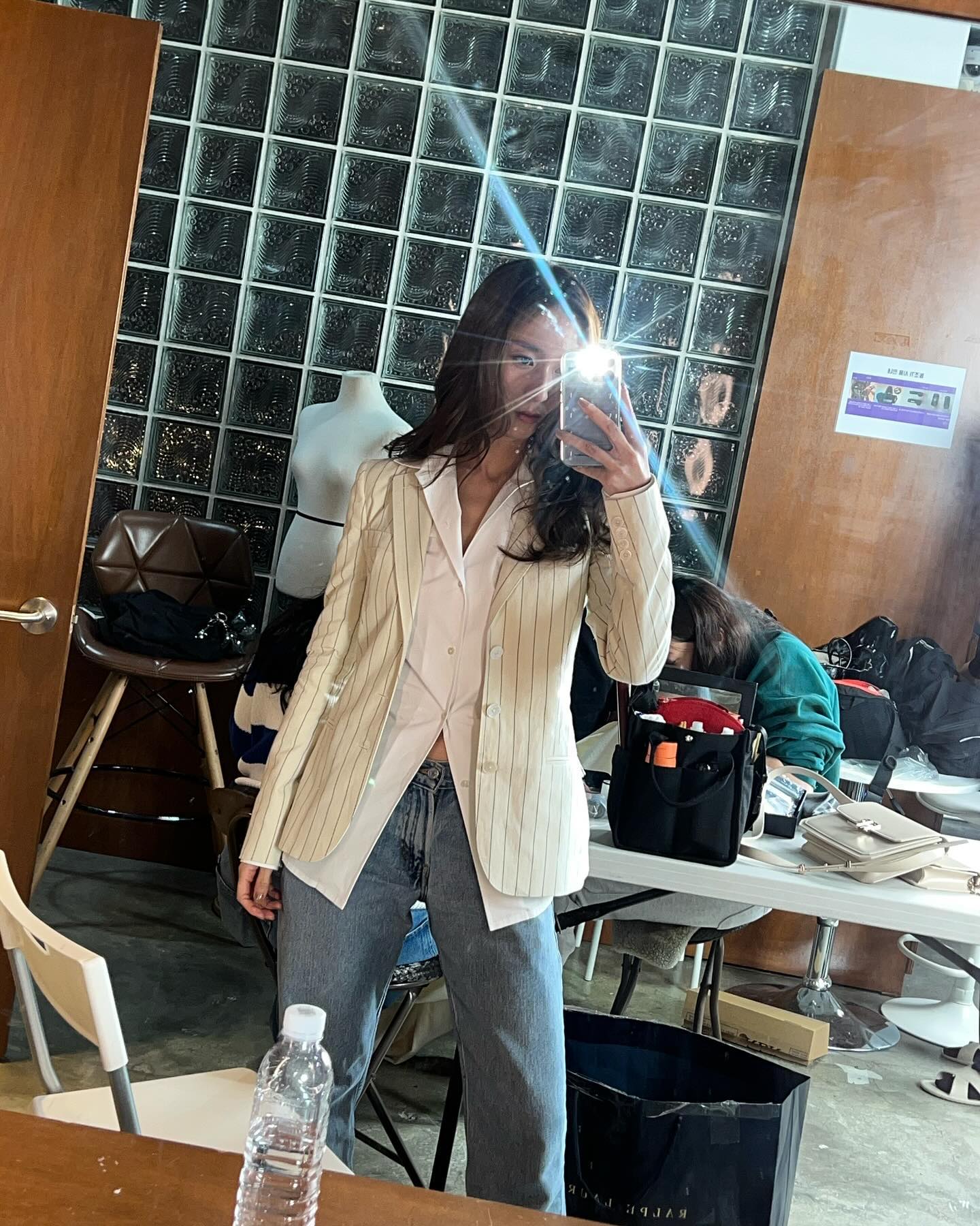 Muốn chinh phục xuất sắc phong cách tối giản, các nàng hãy học ngay Krystal-1