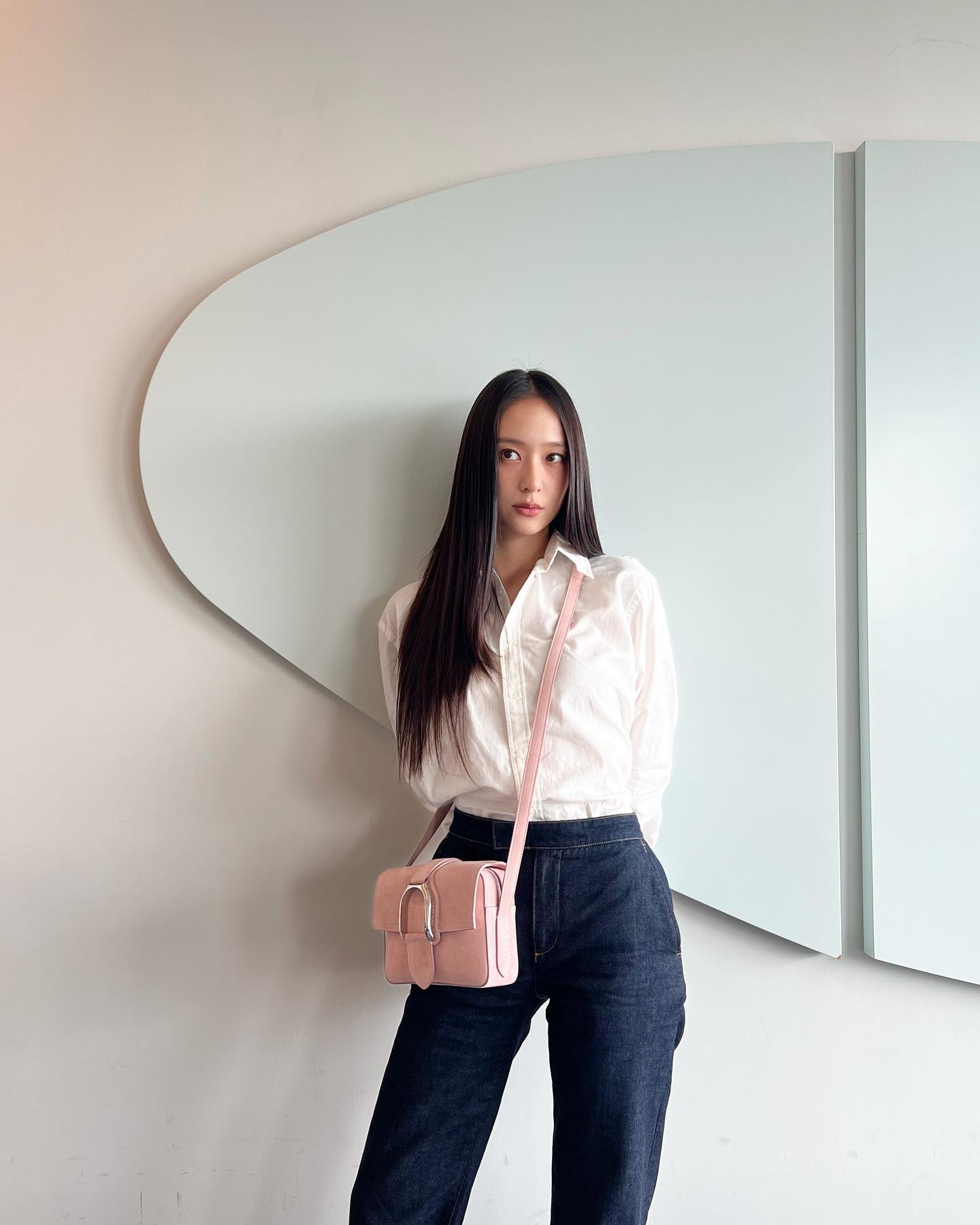 Muốn chinh phục xuất sắc phong cách tối giản, các nàng hãy học ngay Krystal-7