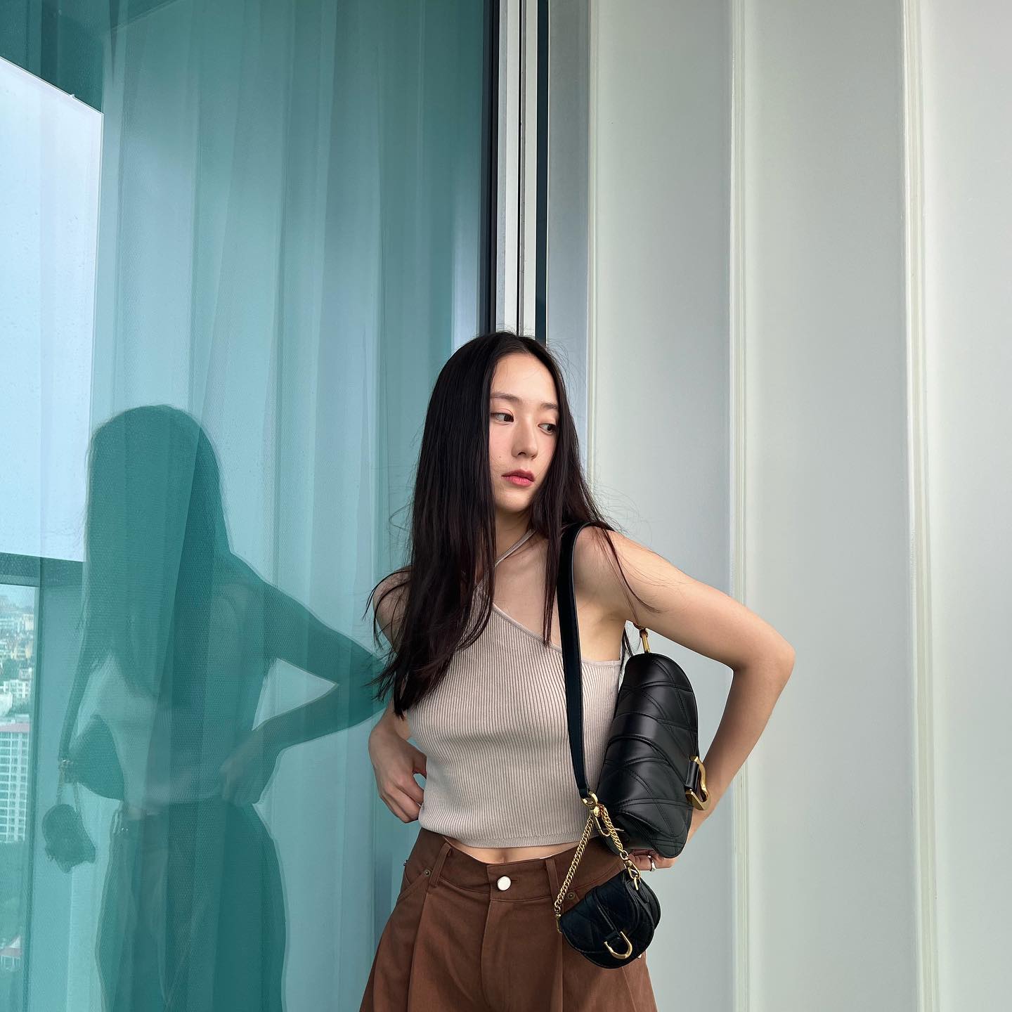 Muốn chinh phục xuất sắc phong cách tối giản, các nàng hãy học ngay Krystal-9