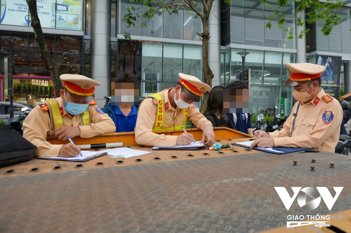 Con vi phạm giao thông, mẹ nhắn: Kệ, con cứ ngồi đấy là họ sẽ thả”-4