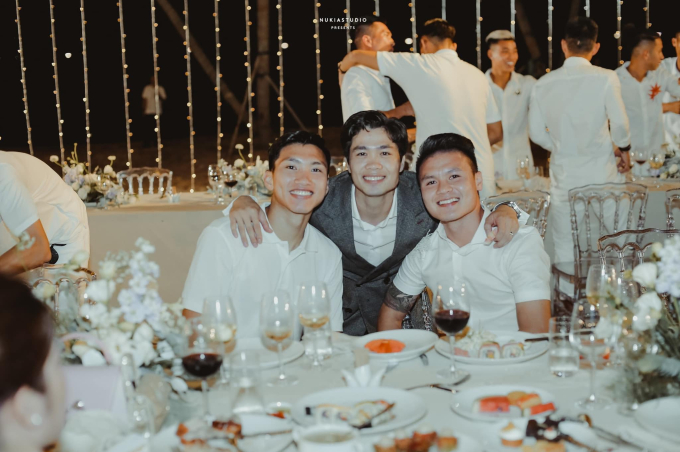 Vì sao Công Phượng vắng mặt ở nhiều đám cưới có Hoà Minzy tham dự?-1