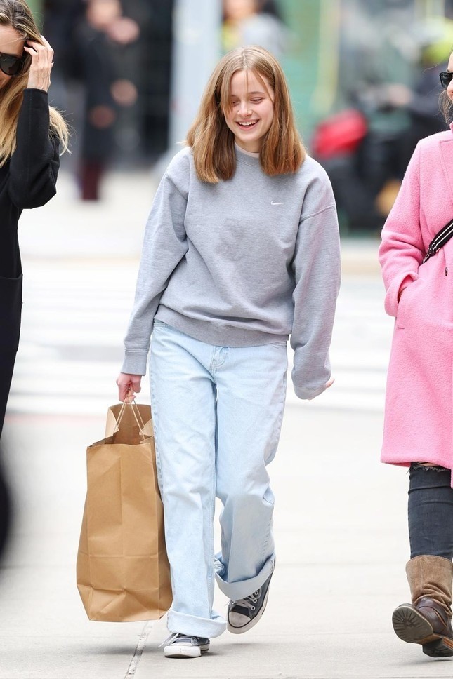 Ba người con ruột càng lớn càng đẹp của Angelina Jolie và Brad Pitt-14