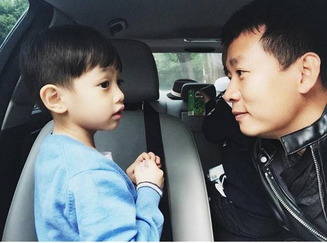 Con trai út nhà Cường Đô la mắt tròn xoe, tai lớn, một điểm trên mặt y chang bố và 2 anh chị lớn-2