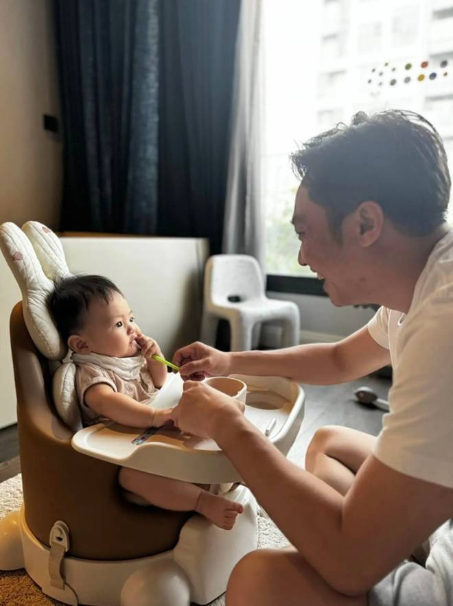 Con trai út nhà Cường Đô la mắt tròn xoe, tai lớn, một điểm trên mặt y chang bố và 2 anh chị lớn-5