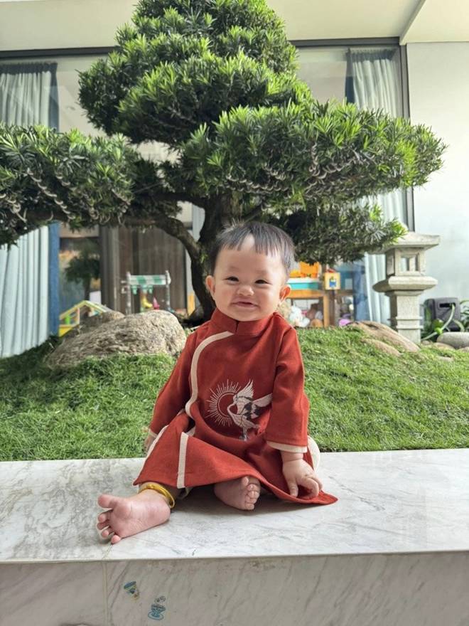 Con trai út nhà Cường Đô la mắt tròn xoe, tai lớn, một điểm trên mặt y chang bố và 2 anh chị lớn-9